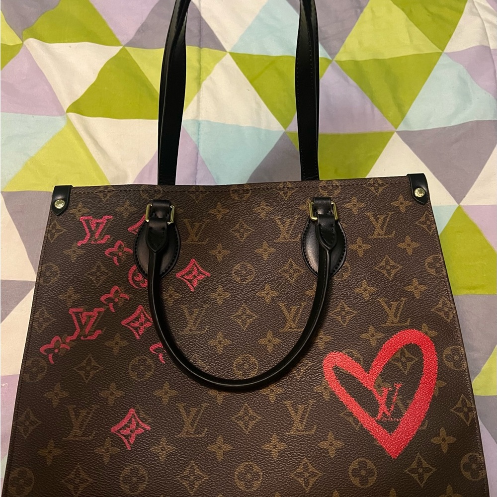Rare L-V On the go Fall in Love Inspired Tote Glam